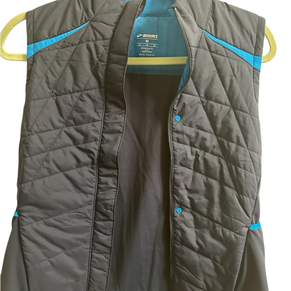 Brooks Quilted Vest in Navy with Light Blue Highlights Size M